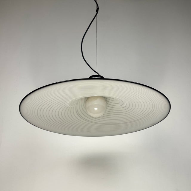 1980s Large Black and White Swirl Murano Glass Trumpet Pendant Light from Maestri di Murano, Italy, 1980s For Sale - Image 5 of 9