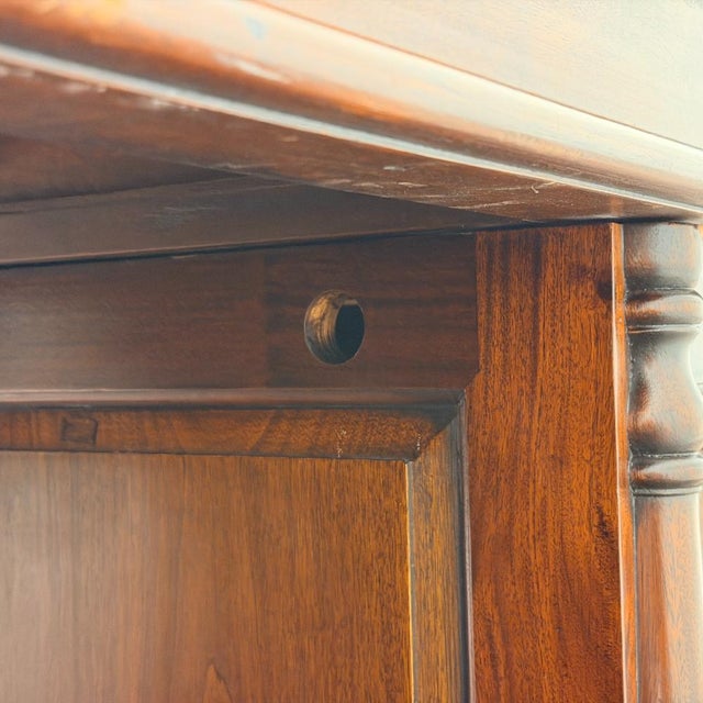 Large Classic English Desk in Leather For Sale - Image 10 of 18