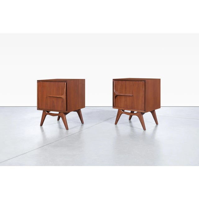 1960s 1960s Mid-Century Modern Walnut Sculptural Nightstands - a Pair For Sale - Image 5 of 12