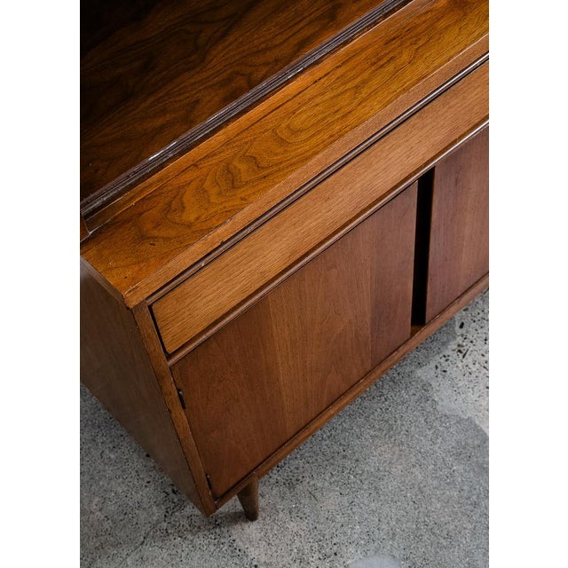 1960s Mid Century Modern China Cabinet Hutch Glass Display Walnut Furniture Drawers For Sale - Image 10 of 12