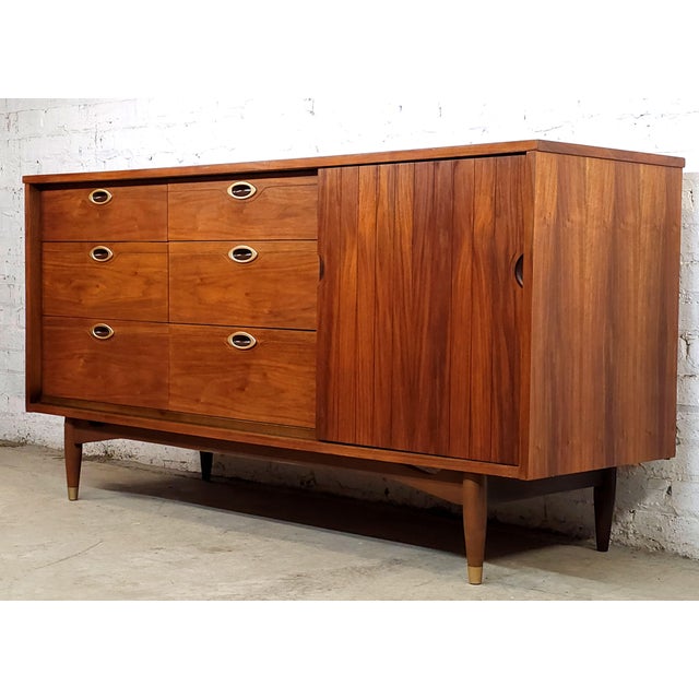 1960s Slick Restored Original Mid Century Modern Dresser Set, Mainline by Hooker Furniture For Sale - Image 12 of 18