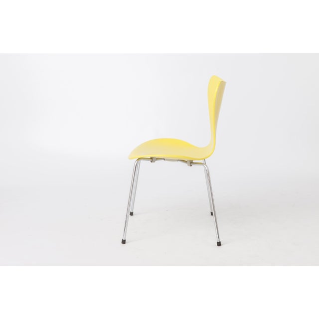Fritz Hansen Danish Series 7 Chair Model 3107 in Yellow by Arne Jacobsen for Fritz Hansen, 1990s For Sale - Image 4 of 12