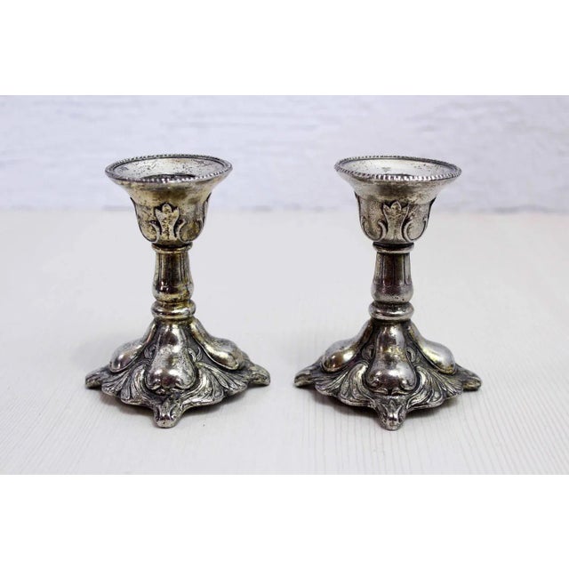 Beautiful duo of Rococo candlesticks from the beginning of the century in silver metal. following the Baroque movement...