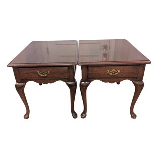 1980s Thomasville Collectors Cherry Traditional Queen Anne Side Tables (Pair) Aka Winston Court For Sale