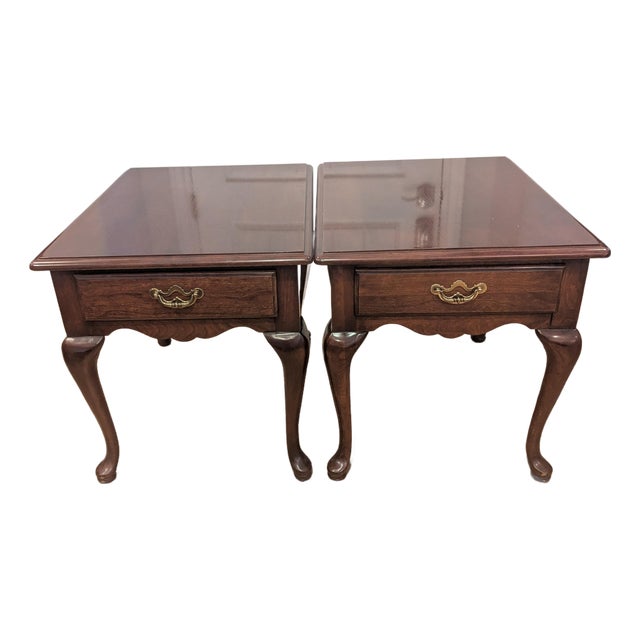 1980s Thomasville Collectors Cherry Traditional Queen Anne Side Tables (Pair) Aka Winston Court For Sale