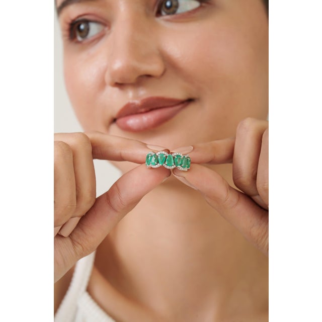 Modern 2.91ct Pear Cut Emerald & Diamond 14k Gold Half Eternity Band Ring Size 8 For Sale - Image 11 of 16