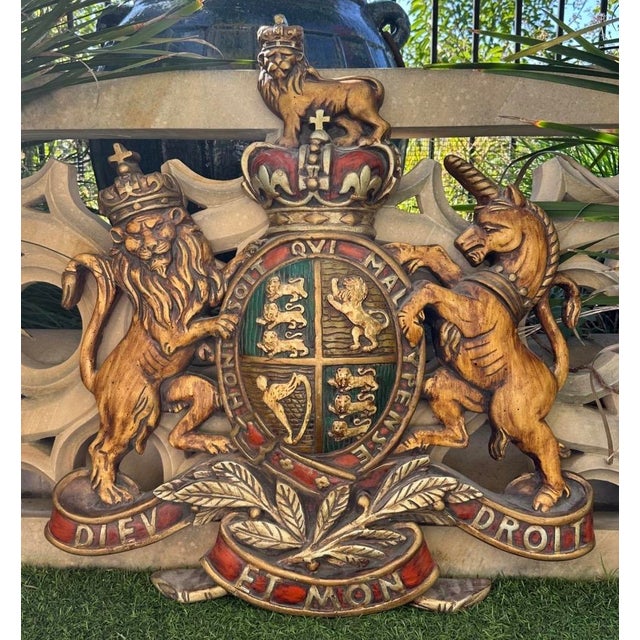 English Early 20th Century Large English British Plaster Royal Coat of Arms Wall Plaque For Sale - Image 3 of 18