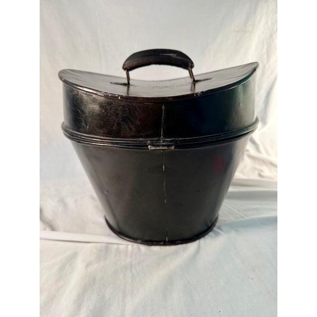 An essential accessory in times gone by to preserve and to transport hats! This box was to contain a gentleman's top hat,...