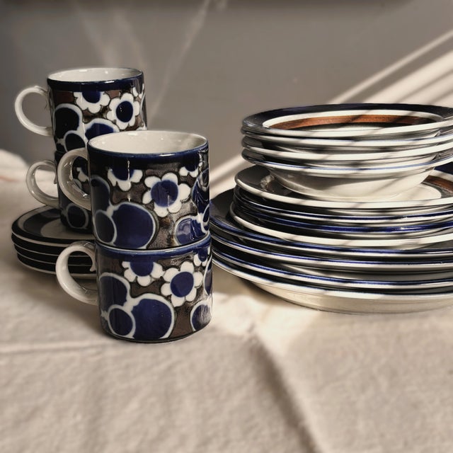 Arabia Anja Jaatinen-Winquist for Arabia Finland Saara 20-Piece Dinnerware Set For Sale - Image 4 of 11