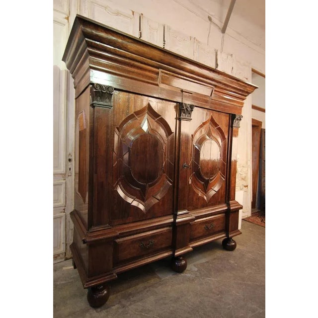 18th-century Hamburg cabinet. Walnut veneered on oak. Dismountable two-door body. Triple-cranked profiled base cabinet on...