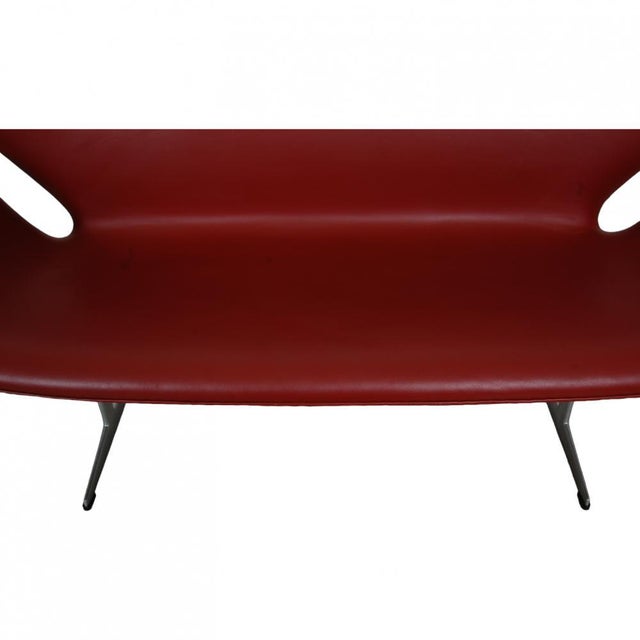 Swan Sofa in Red Leather by Arne Jacobsen For Sale - Image 10 of 18