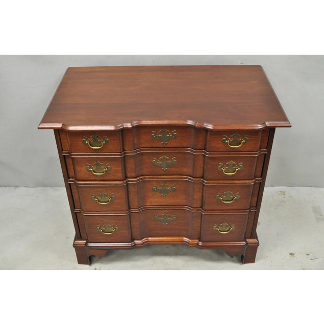 Vintage Chippendale/Georgian Style Solid Mahogany Block Front Bachelor Chest of Drawers. Item features 4 dovetailed...