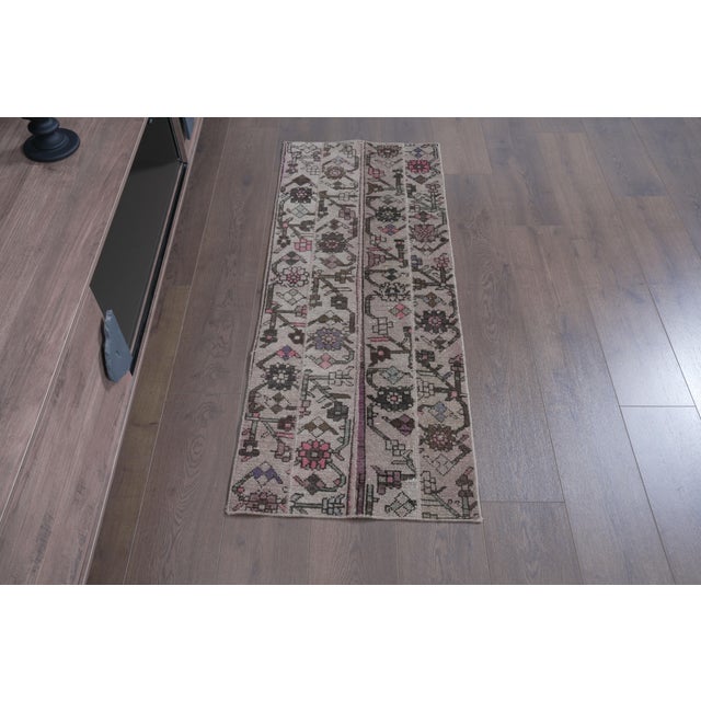 Islamic 1970s Vintage Turkish Runner Rug - Neutral Beige & Floral Anatolian Small Runner - Handwoven Low-Pile Entryway Accent Rug For Sale - Image 3 of 10