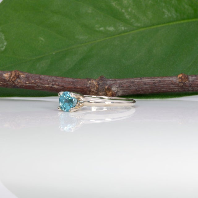 1.07ct Blue Zircon Estate Ring in Solid 10k Gold, Round Cut 5mm - Solitaire Ring, Size 4.25 For Sale In Columbus - Image 6 of 9