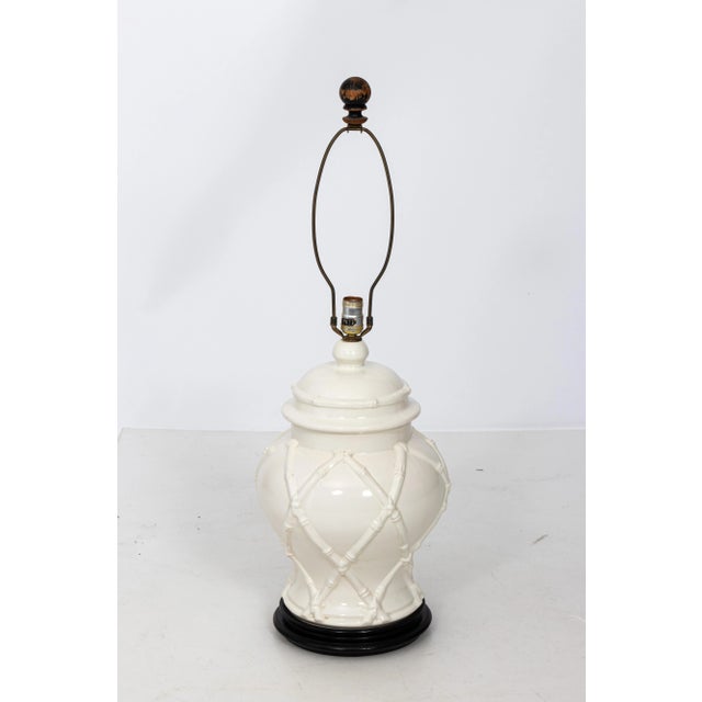 Hollywood Regency 1960s Vintage White Hollywood Regency Faux Bamboo Lamp For Sale - Image 3 of 10