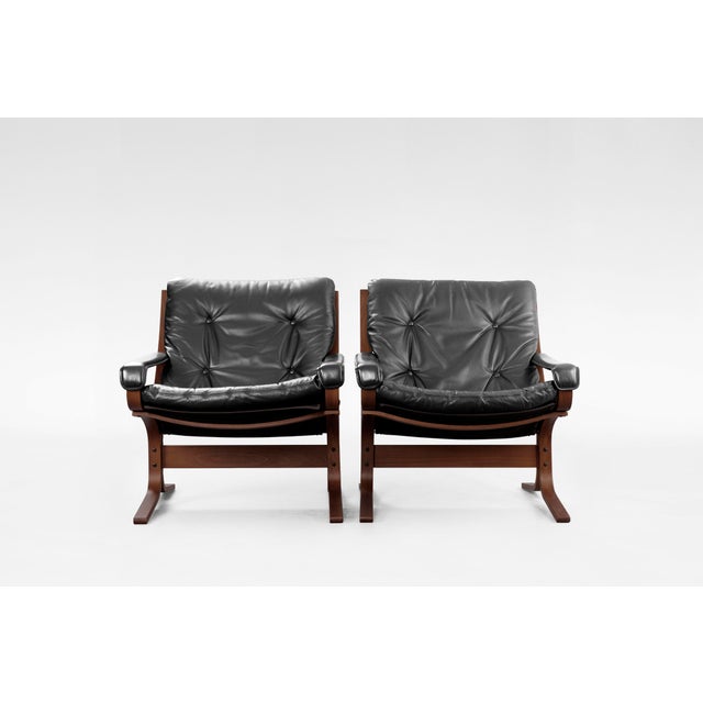 Vintage Siesta Chairs and Ottoman in Black Leather and Plywood by Ingmar Relling for Westnofa, 1960s, Set of 3 For Sale - Image 3 of 4