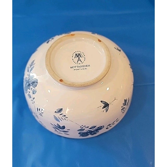 Mid-Century Modern Vintage Mottahedeh Metropolitan Museum of Art Blue/White Portugal Frog Vase For Sale - Image 3 of 5