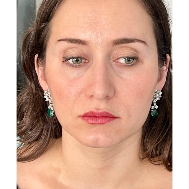 Modern 6.79 Carat Certified Colombian Minor Emerald Diamond Removable Drop Earrings Pt For Sale - Image 3 of 8