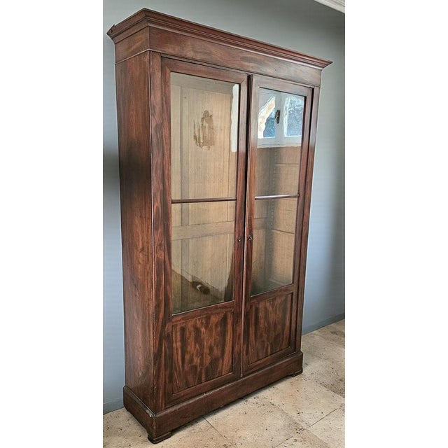 Small Mahogany Showcase, 19th Century, in Very Good conditions. Designed before 1890