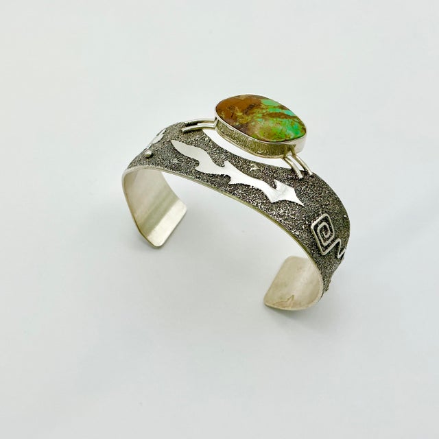 American 1990s Vintage Southwestern Navajo American Silversmith Fritson Toledo Sterling & Green Turquoise Cuff Bracelet - 7” For Sale - Image 3 of 18