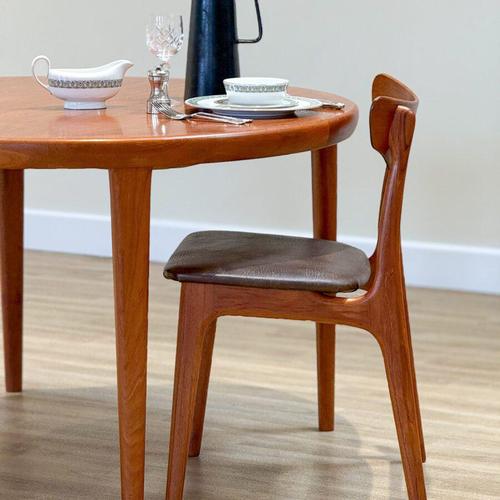 A distinguished example of Mid-century Danish design, this extending dining table by VV Møbler carries with it both quiet...