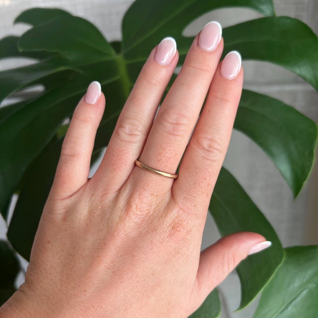 Contemporary 18 Carat Yellow Gold Wedding Ring, Size 3.25 For Sale - Image 3 of 6