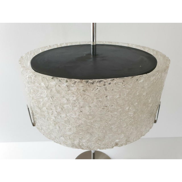 Very good condition. Slight oxidation. Height 60 cm. Top diameter 35 cm. Base diameter 18 cm. Operates using the push...