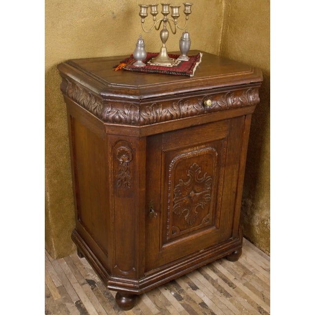 Baroque carved chest of drawers made of solid oak, dating from the Baroque period. This is a compact but distinctively...