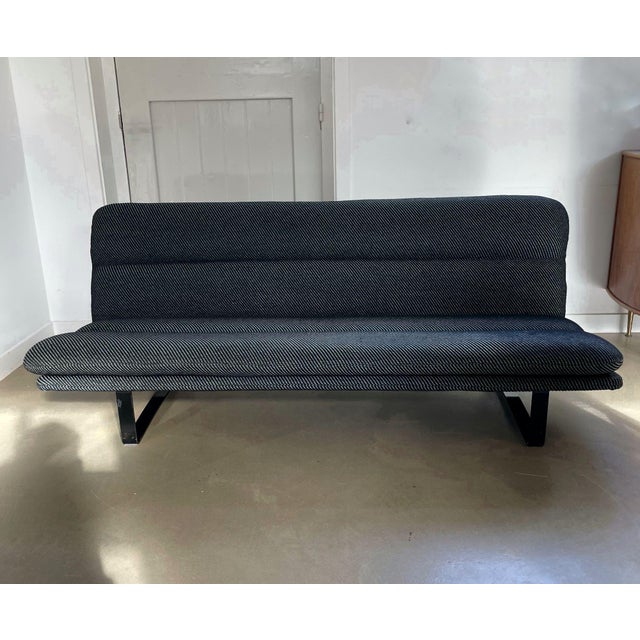 This minimalistic sofa known as model c683 is a real classic and timeless design. Designed in 1968 by the indonesian-dutch...