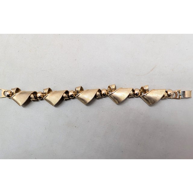 1950s Vintage 1950s Signed Napier Goldtone Ribbon Link Bracelet For Sale - Image 5 of 8