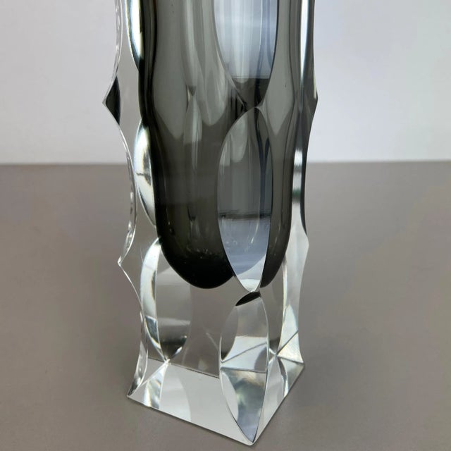 Large Mandruzzato Faceted Glass Sommerso Vase, Murano, Italy For Sale - Image 11 of 18