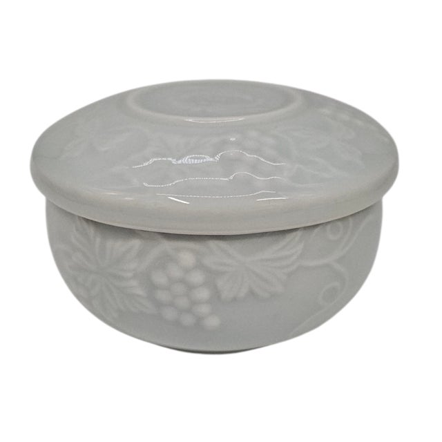 Traditional Set of 5 Vintage Korean Celadon Lidded Rice Bowls With Grape and Leaf Relief Motif For Sale - Image 3 of 11