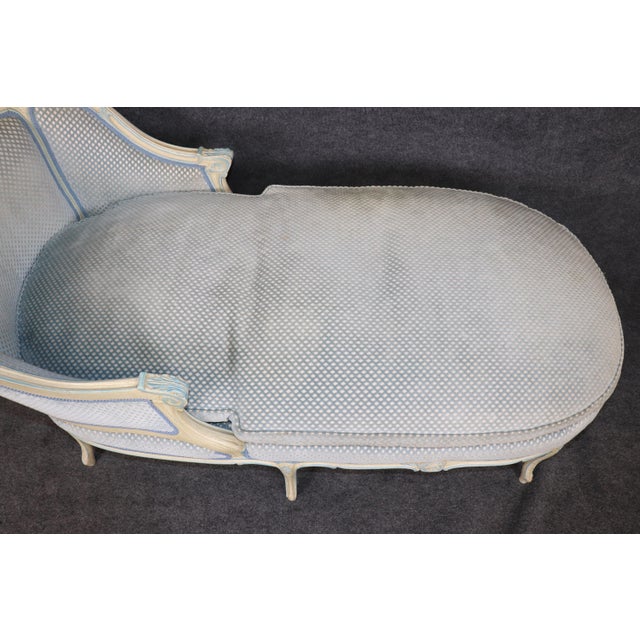 French Louis XVI Style Creme & Blue Accent Paint Decorated Chaise Lounge For Sale - Image 4 of 14