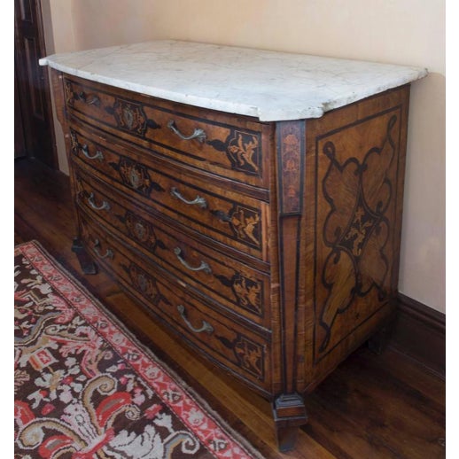 18th Century Italian Walnut Veneered Commode With White Marble Top For Sale In Nashville - Image 6 of 11