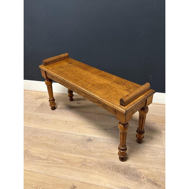 Beautiful oak window seat from the Victorian era. Entirely in good and original condition. Lovely patina. Origin: England...