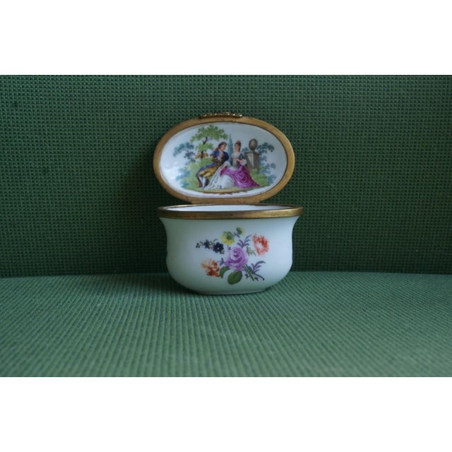 18th Century Porcelain Snuffbox For Sale - Image 3 of 11
