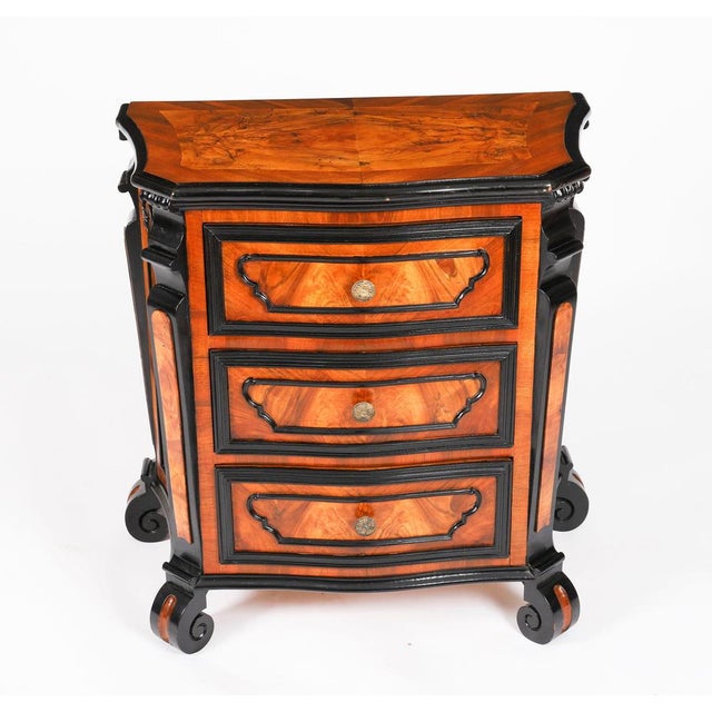 Wood Antique Italian Burr Walnut Serpentine Bedside Chests, 1700s, Set of 2 For Sale - Image 7 of 18