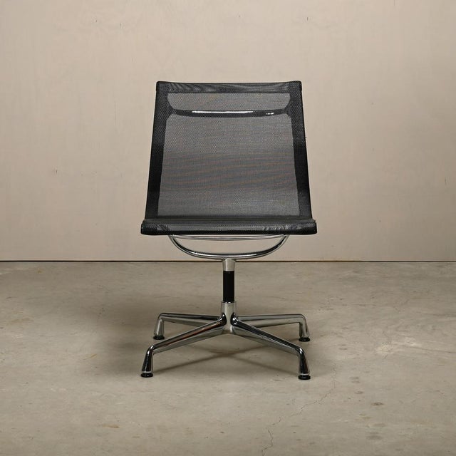 Eames Aluminum Group EA106 Dining Chairs in Black Netweave Mesh by Charles and Ray Eames for Vitra, 2010 For Sale - Image 9 of 18