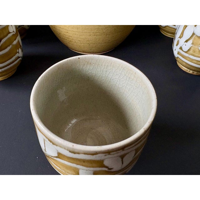 Beige Vintage Japanese Stoneware Tea Set – Mid-Century Wicker Handle Teapot & Cups For Sale - Image 8 of 10
