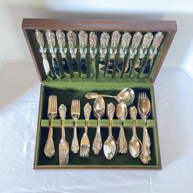 “Baroque by Godinger” Silverplate 65-Piece Flatware Set: Service for 12 With Serving Pieces and Vintage Storage Chest For Sale - Image 13 of 18