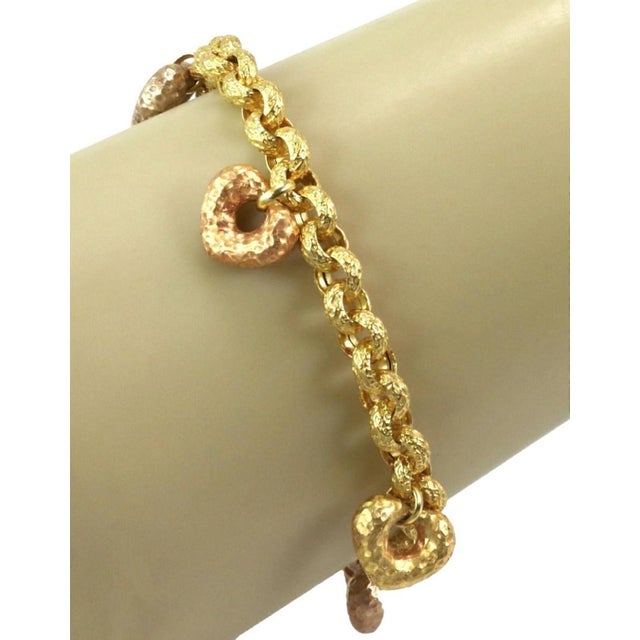 Mid 20th Century Hand Hammered 19k Multicolor Gold 5 Heart Charms Chain Bracelet For Sale - Image 4 of 4