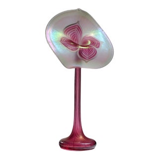 Stuart Abelman Signed Art Glass Iridescent Pulled Feather Jack-in-the-Pulpit Vase Sculpture For Sale