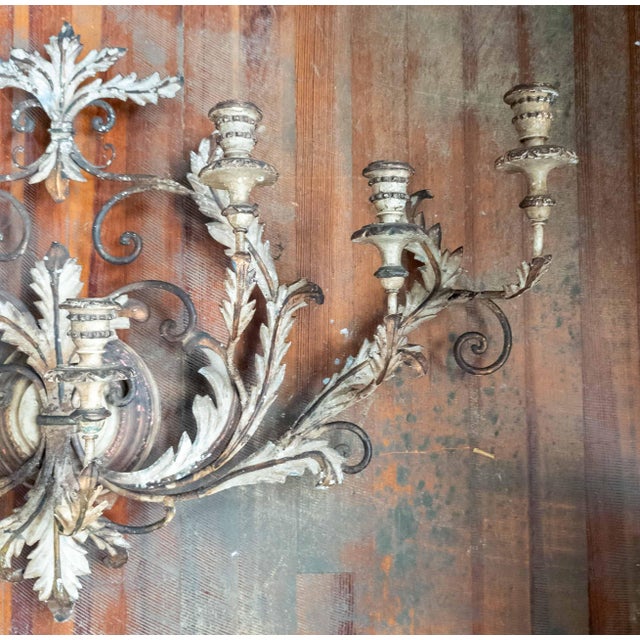 Hollywood Regency 20th Century Large 40" Wide Italian Hollywood Regency Tole and Wood Wall Sconce For Sale - Image 3 of 18