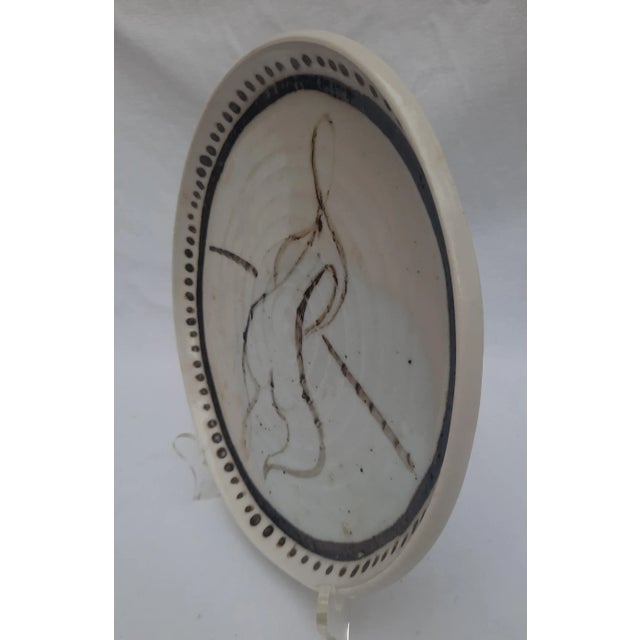 Modernist Hand Painted Studio Pottery Ceramic Wall Art Plate, Attributed to Dave Streeter For Sale In Miami - Image 6 of 10