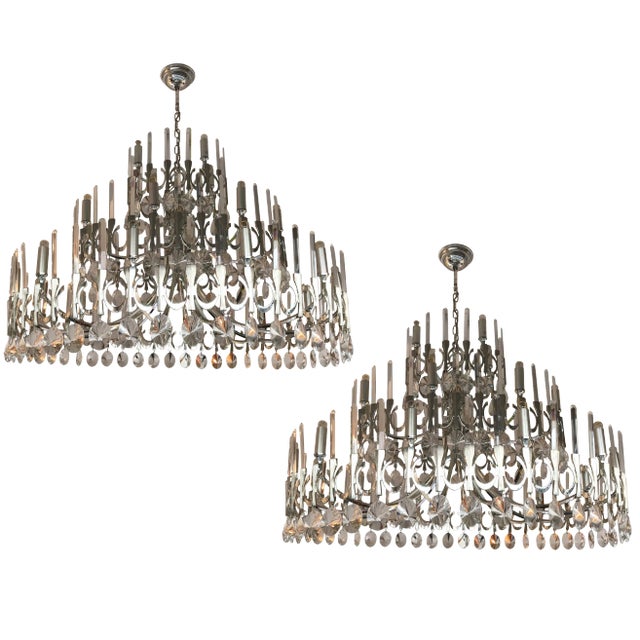 Chandelier or ceiling pendant light by the designer Gaetano Sciolari, rare in this large size of the Ovali model. In a...