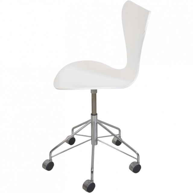 White 3117 Office Chair by Arne Jacobsen, 2000s For Sale - Image 11 of 16