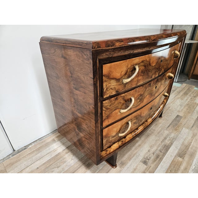 A splendid Tuscan dresser from the 1940s, featuring a fine walnut burl veneer that gives the piece a natural, dramatic...