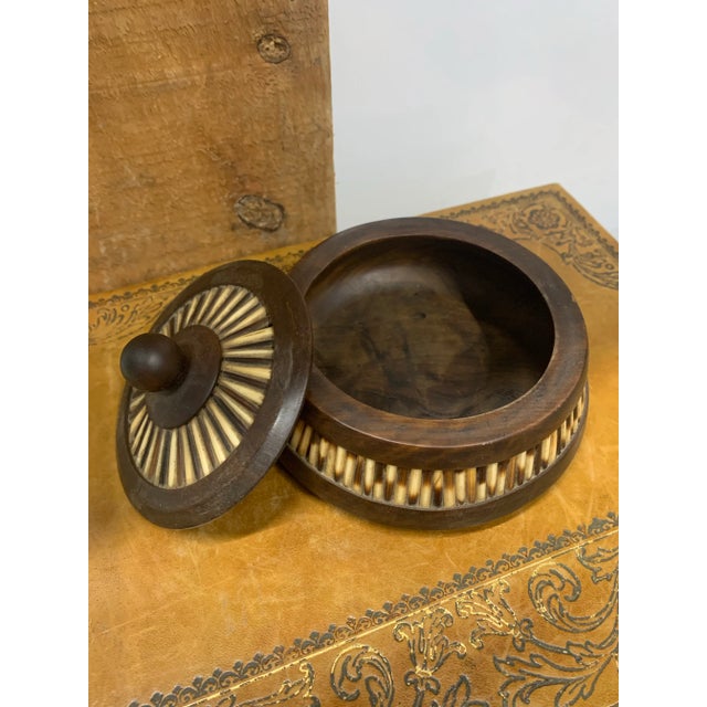English Vintage Mid 20th Century Round Lidded Porcupine Quill Box For Sale - Image 3 of 4
