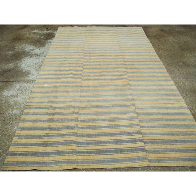 Mid 20th Century Galerie Shabab Collection Mid-20th Century Handmade Turkish Flatweave 6' X 9' Accent Rug in Straw and Grey For Sale - Image 5 of 8