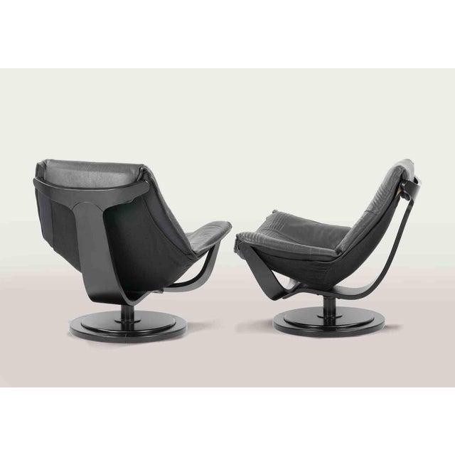 Pair of black "Flight High" swiwel lounge chairs realized by Takashi Okamura and Erik Marquardsen for Nelo. Black Leather....